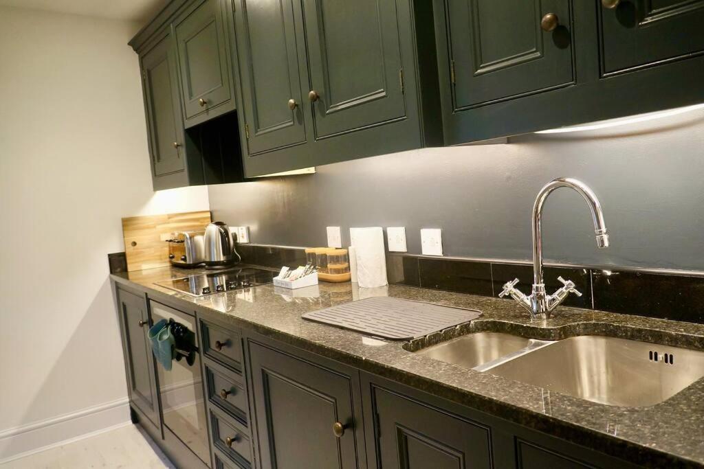 Epic Location, Views & Large Private Terrace Apartment Windsor Luaran gambar