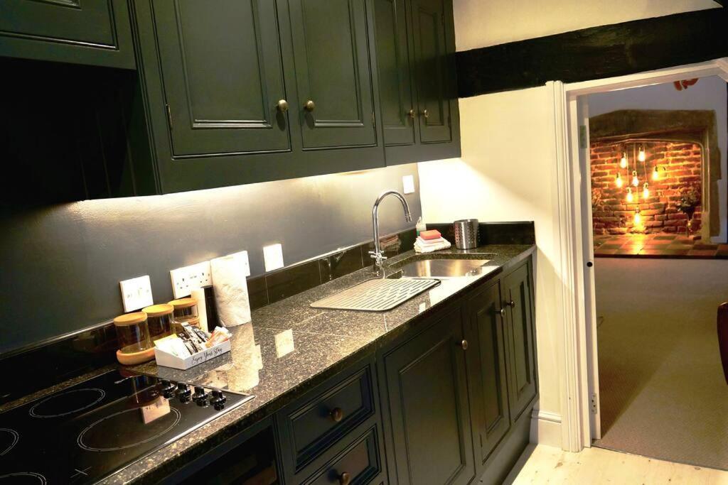Epic Location, Views & Large Private Terrace Apartment Windsor Luaran gambar